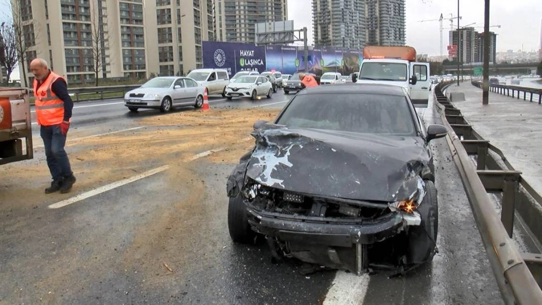 TEM'de feci kaza! Parçalanmış aracı görenler gözlerini ovuşturup bir daha baktı 6